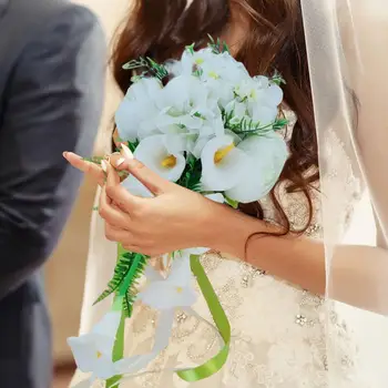 букет невесты, в руках невесты цветок, шелковая ткань для украшений